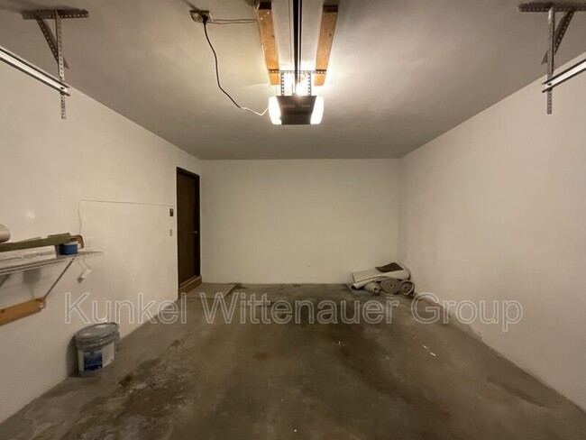 Building Photo - 102 Kingsway Dr