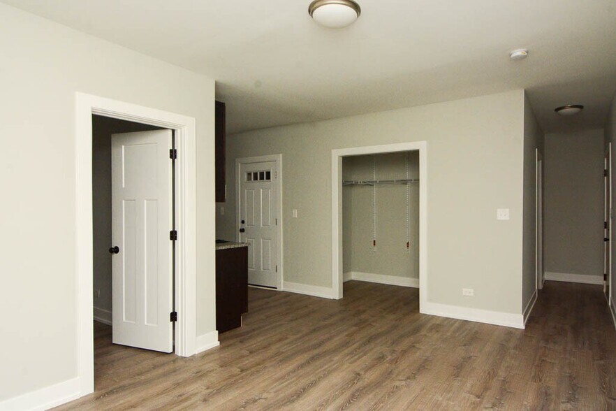 Building Photo - 722 W Brompton