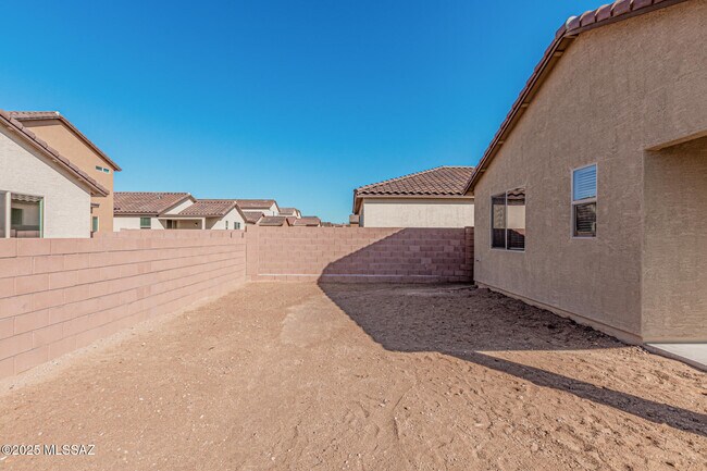 Building Photo - 9253 N Agave Gold Rd