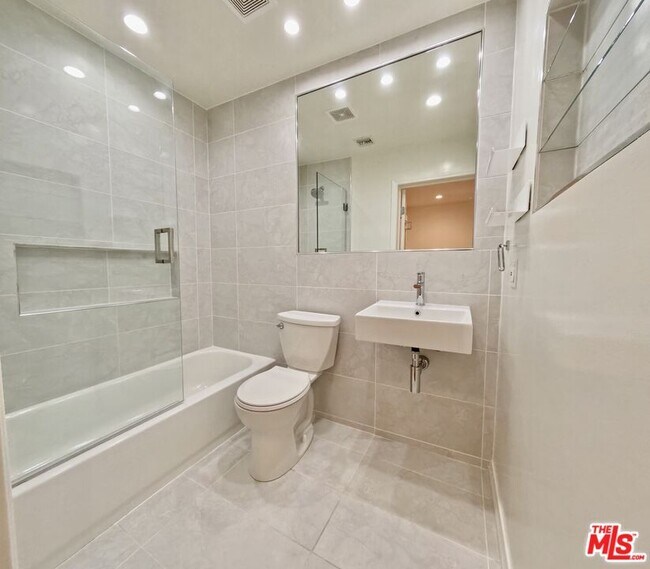 Building Photo - 805 N W Knoll Dr