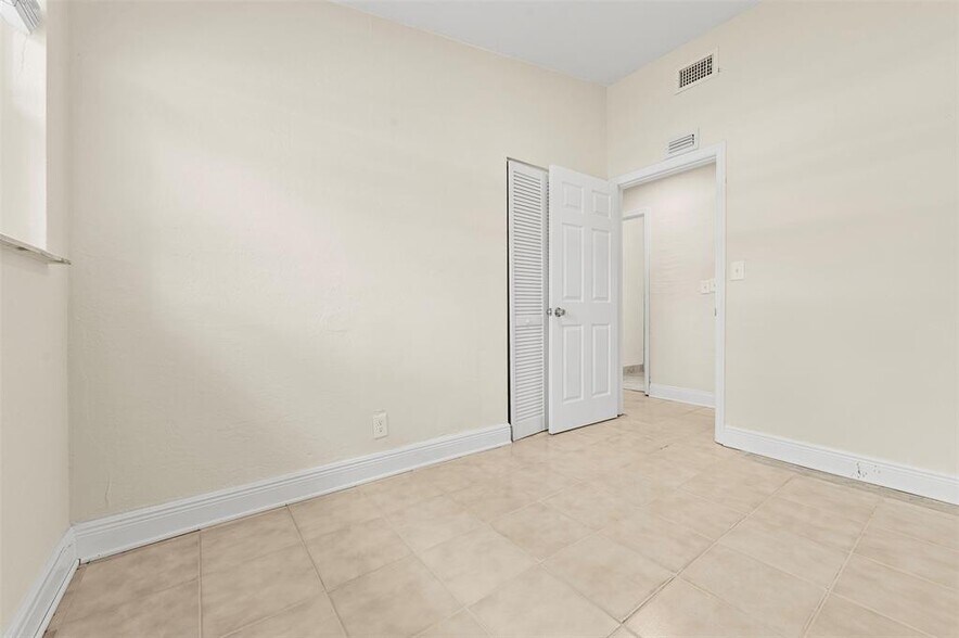 Building Photo - 1524 NW 18th Ct