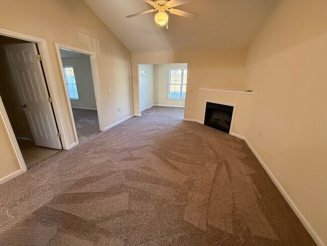 Building Photo - Beautiful 2 Bed 2 Bath Villa with 1 Car Ga...