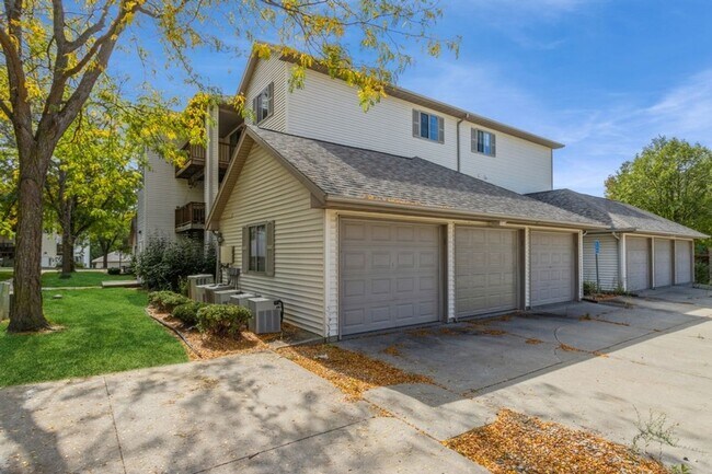 Building Photo - Updated 2 Bedroom with Garage and Off Street Parking Included!