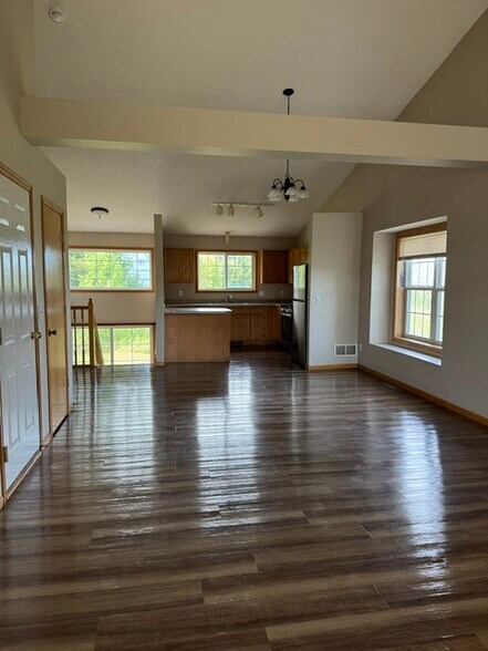 Building Photo - 402 Creekside Dr