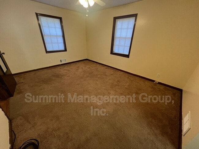 Building Photo - 916 Curry Cir SE