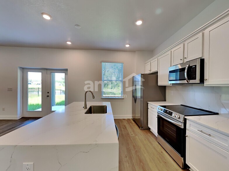 Building Photo - 6561 Atlantic Bch Ave