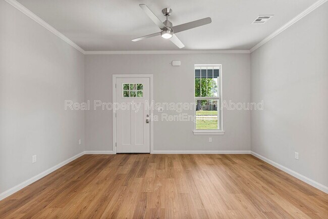 Building Photo - 101 E 11th St S