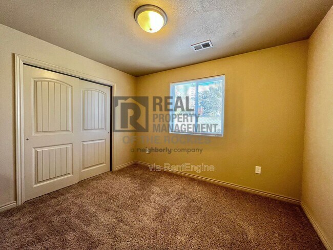 Building Photo - 203 E 6th St