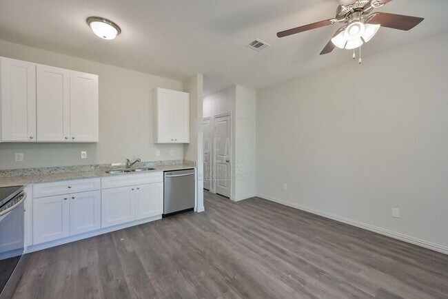 Building Photo - $1500! Stylish 2BR Townhome with 15 Minutes from Downtown Fort Worth Stockyards! Free application...