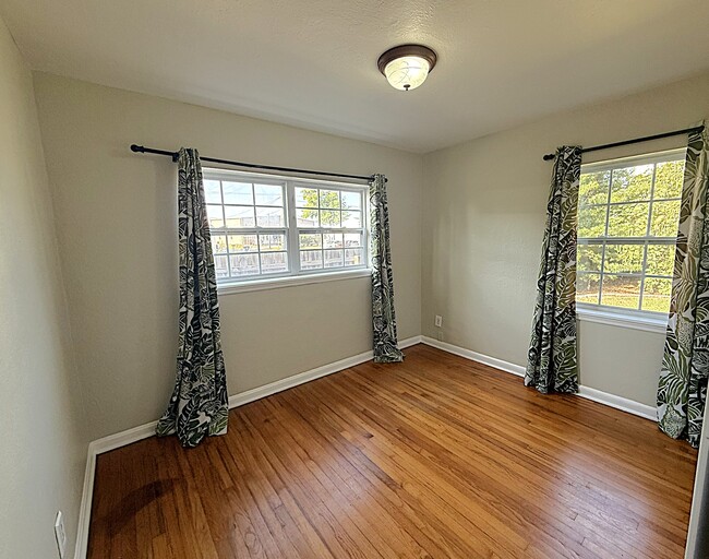 Building Photo - 3000 Knollwood Cir
