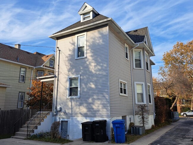 Building Photo - 1509 W Greenleaf Ave