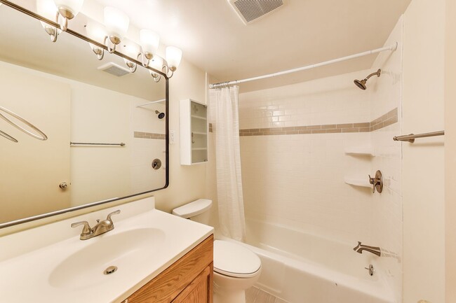Building Photo - Spacious Parkside Condo with All Utilities...