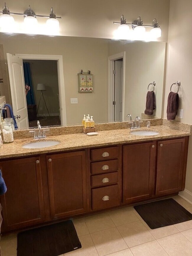 Building Photo - Amazing Furnished Town Home in Brunswick F...