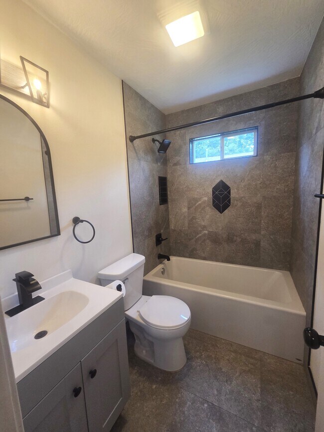 Building Photo - 2842 W Elm St