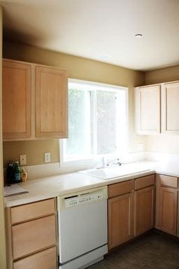 Building Photo - Lovely Silver Lake Townhome with Garage- AVAILABLE NOW