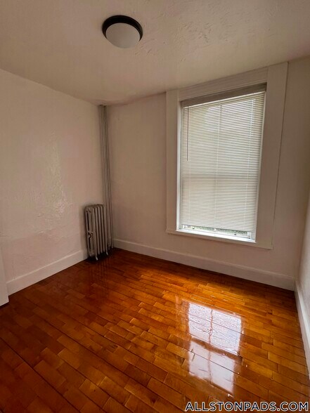 Building Photo - 4 Adella Pl