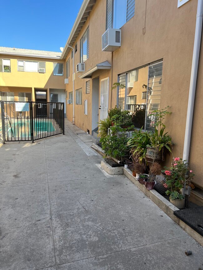 Courtyard with a pool - 5301 Lexington Ave