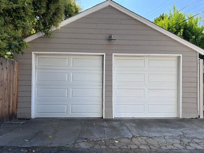 Building Photo - 1036 10th Ave