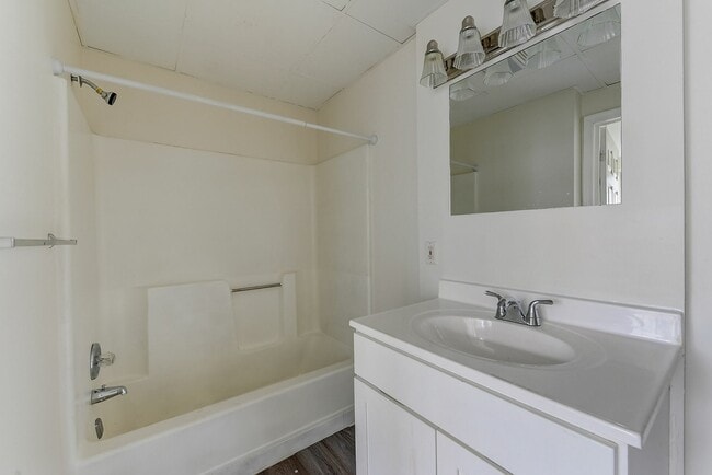 Bathroom | Franklin Manor - Franklin Manor Apartments