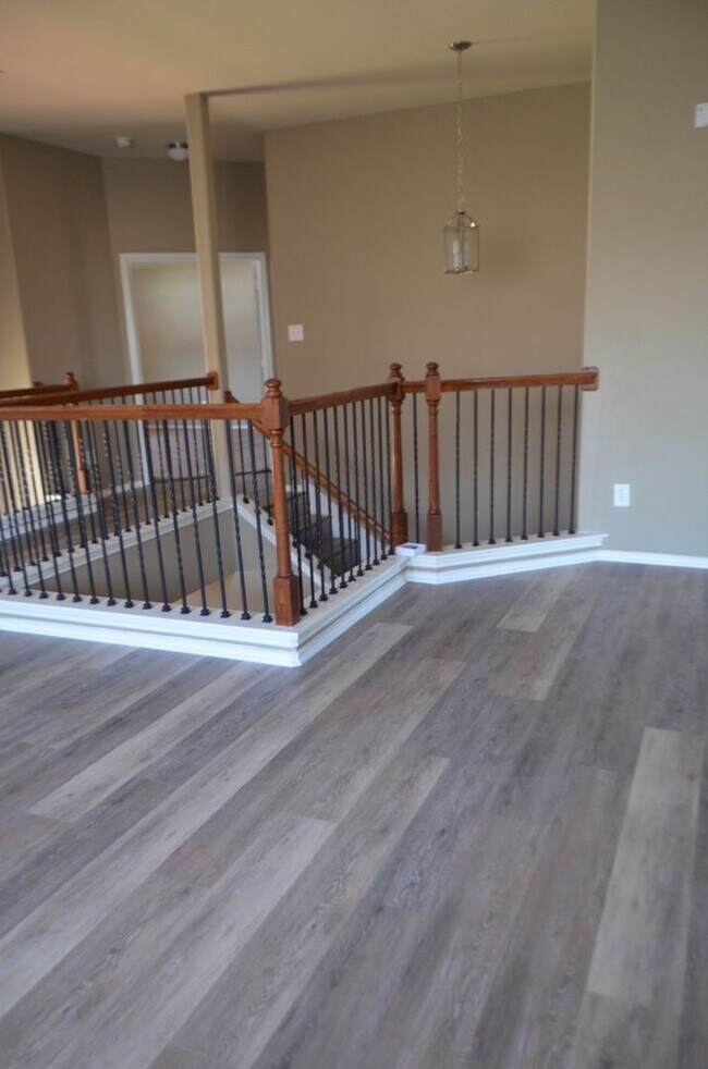 Building Photo - Over 3000 square feet with 3 car garage!
