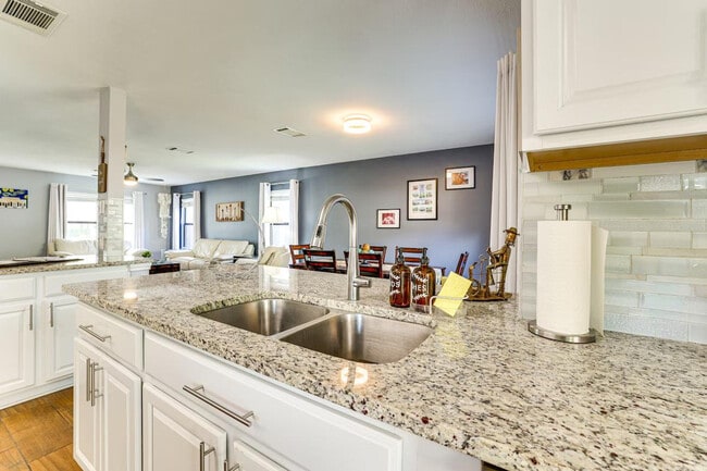 Building Photo - 1122 Gruene Rd