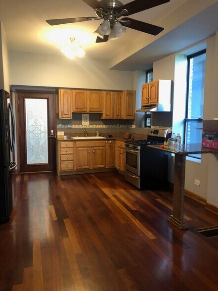 Kitchen/dining area - 1439 W 17th St