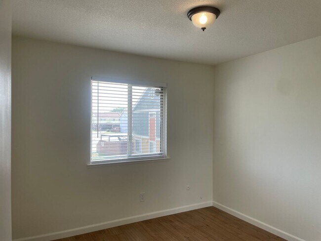 Building Photo - 3 Bedroom, 1.5 Bath Home in Parkway Neighborhood