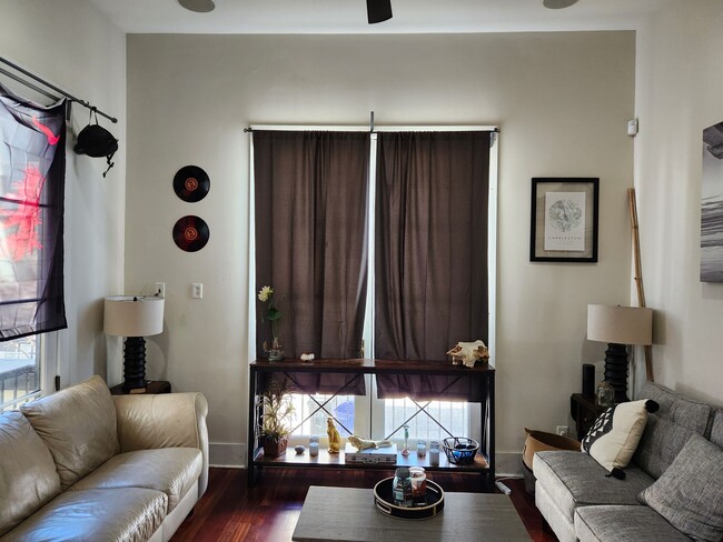 Building Photo - Downtown Rental
