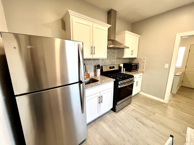 Full Kitchen - 1111 N Stevens St