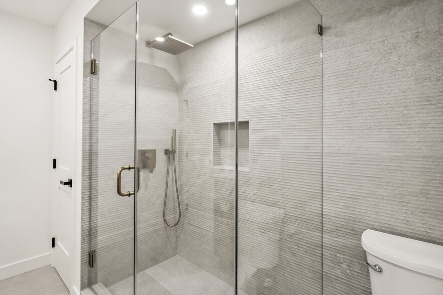 Primary Bathroom #1 - 4702 Kraft Ave