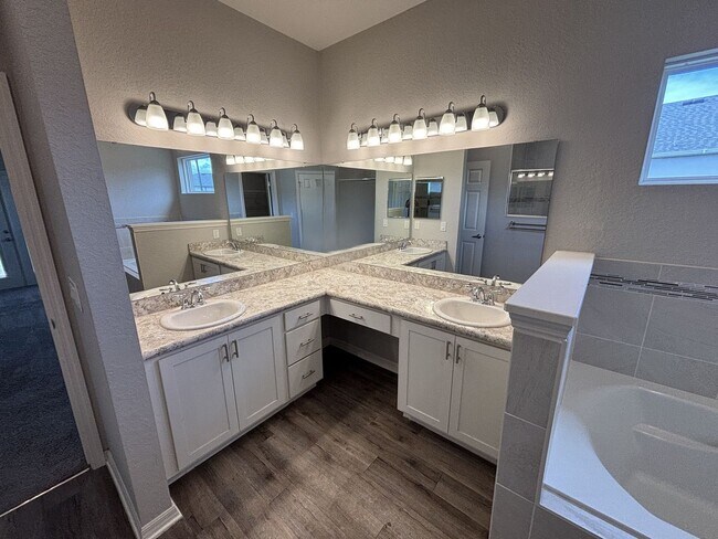 Building Photo - 4 bedroom / 3 bath in great neighborhood - WON'T LAST!