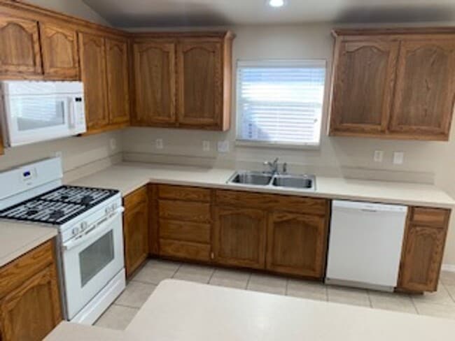 Building Photo - 4/2/2 EMISD