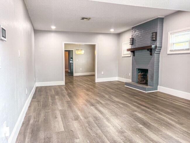 Building Photo - Charming Home in the Heart of Downtown Kis...
