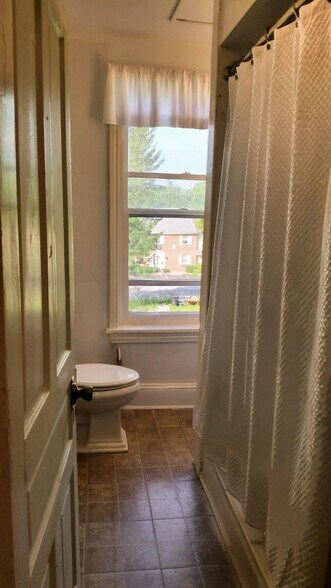 Building Photo - 615 S Matlack St