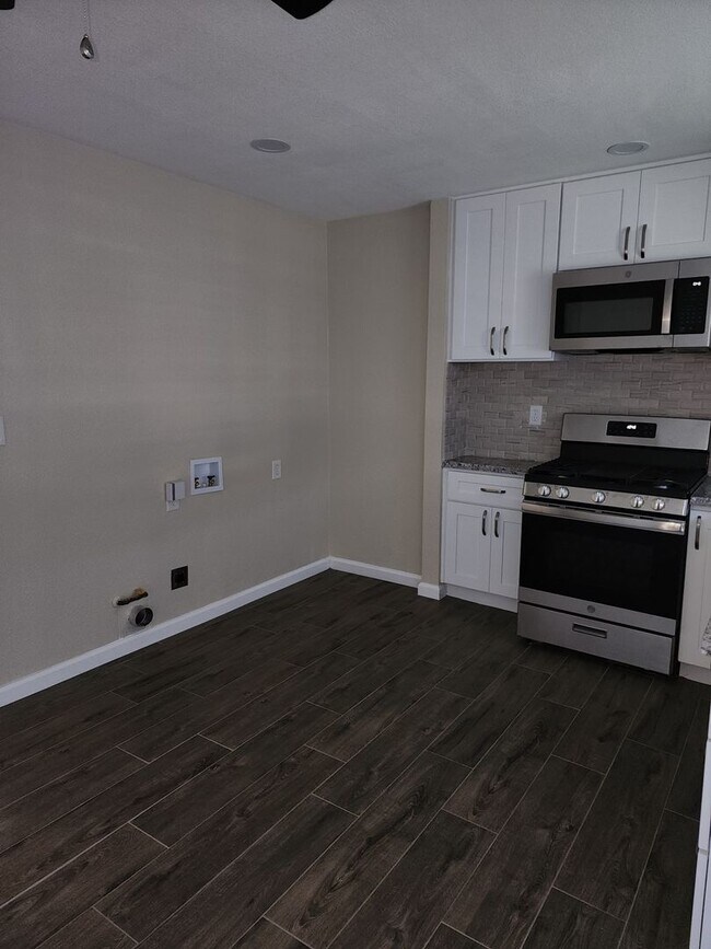 Building Photo - Recently Updated -  2 Bedroom 1 Bathroom O...