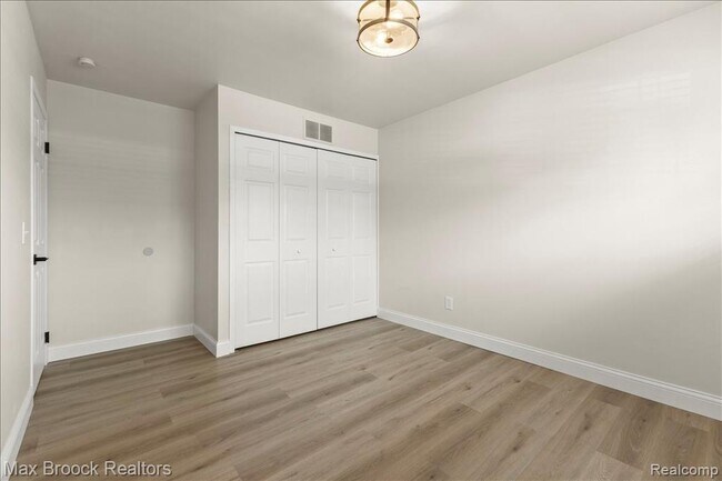 Building Photo - 2425 Torquay Ave