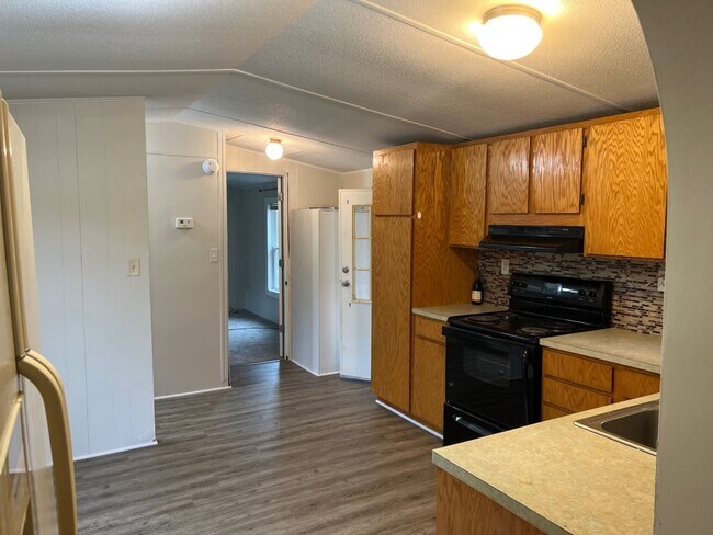 Building Photo - 2 Bed/2 Bath Home - Large Private Wooded Lot - Great Location - Large Covered Back Deck - Storage...