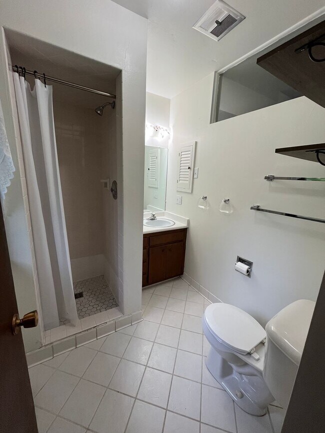 Building Photo - Lakeside 5 Bedroom 3 Bath Home!