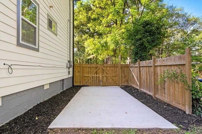 Building Photo - 1415 Almont Dr SW