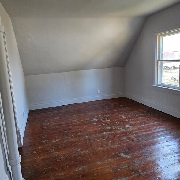 Building Photo - 384 S Hickory St