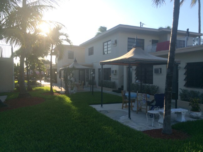 Primary Photo - Sea Lord Apartments