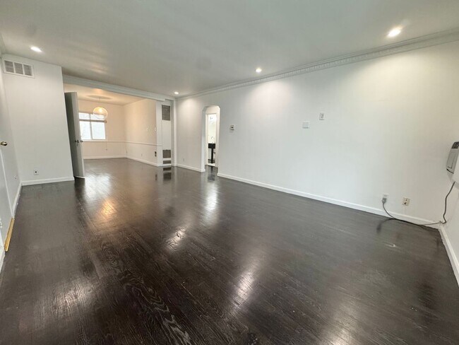 Interior Photo - 307 S Clark Dr