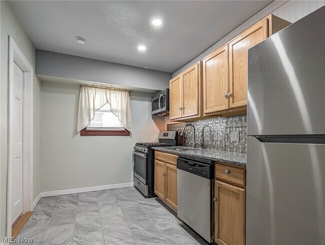 Building Photo - 1268 Pondview Ave