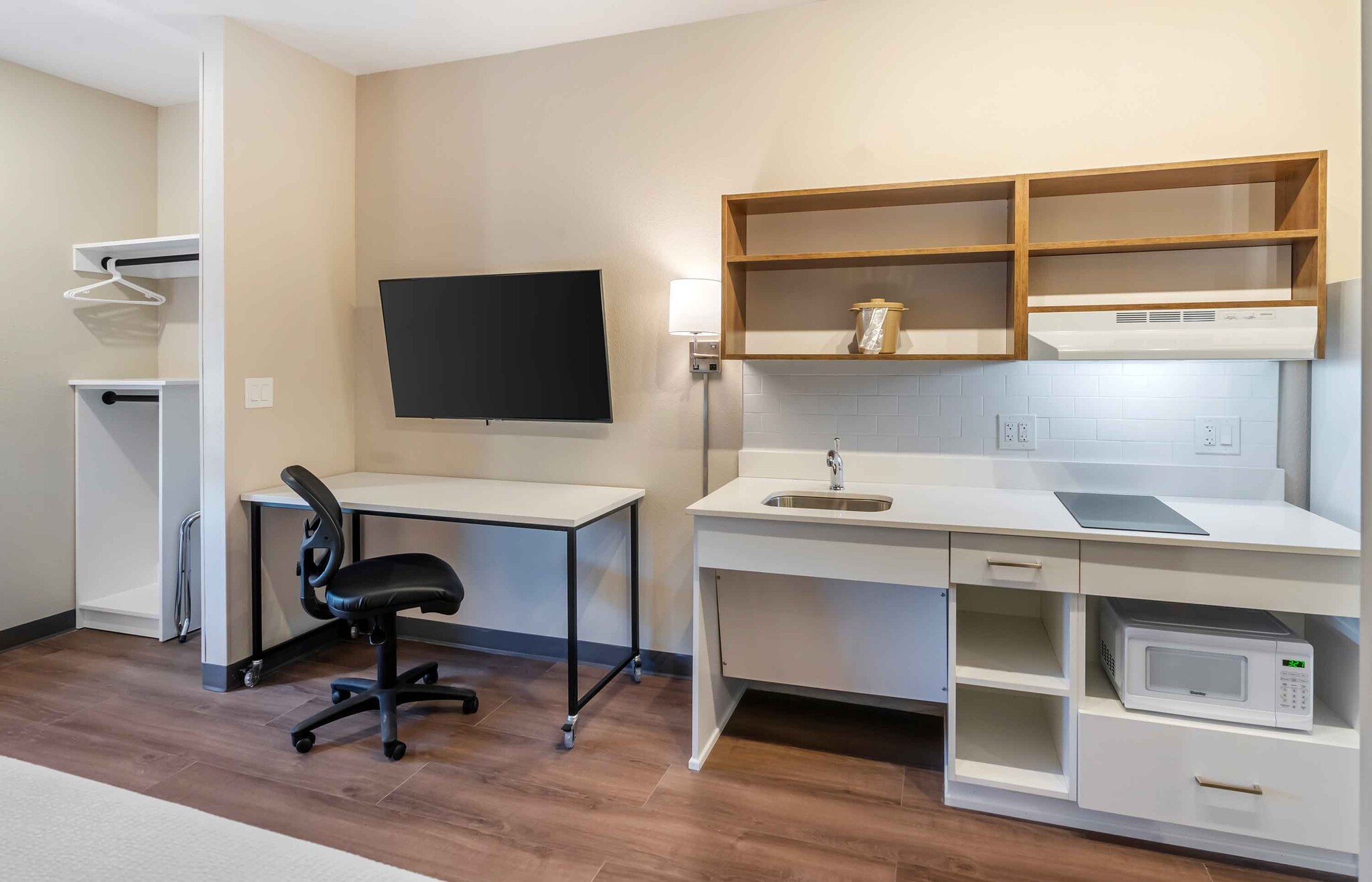 Building Photo - Furnished Studio-Fort Myers - Airport