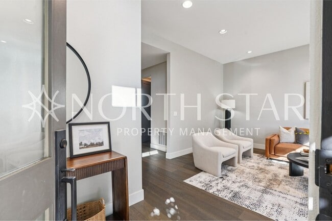 Building Photo - Luxury Living in the Heart of Lake Oswego: Stylish 3-Story Townhouse