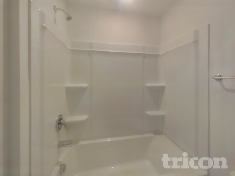 Building Photo - 1940 Logan Ln