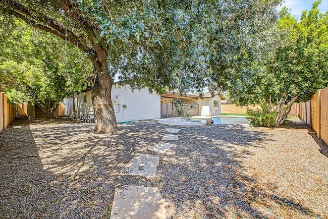Building Photo - Great Tempe Home with Diving Pool