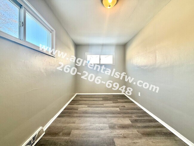 Building Photo - 3 Bedroom House