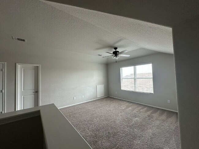 Building Photo - Spacious 5 Bedroom, 3.5 Bath Home with 2,6...