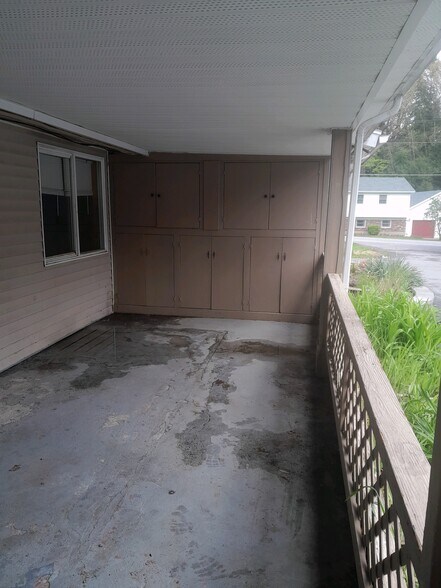 Covered porch - 113 Raylinsky Rd